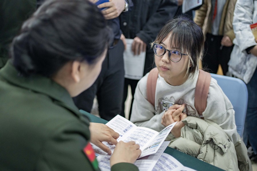 激扬青春 筑梦国防 哈工大学子与部队专家面对面